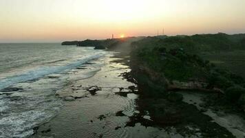 aéreo Visão do costeiro penhasco e mar às pôr do sol video