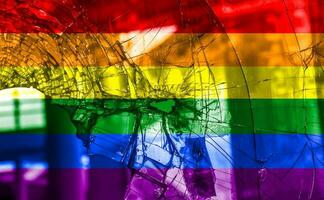bandera lgbt comunidad orgullo en un roto vaso antecedentes. arco iris gay cultura símbolo. concepto collage. foto