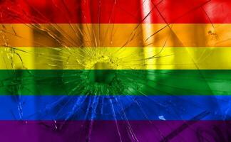 bandera lgbt comunidad orgullo en un roto vaso antecedentes. arco iris gay cultura símbolo. concepto collage. foto