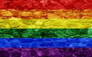 bandera de el lgbt comunidad en el antecedentes de un Roca pared. arco iris símbolo de gay cultura. concepto collage. ilustración símbolo de orgullo. foto
