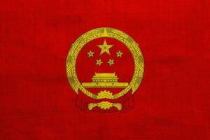 bandera y Saco de brazos de el gente república de China en un texturizado antecedentes. concepto collage. foto