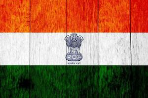 bandera y Saco de brazos de el república de India en un texturizado antecedentes. concepto collage. foto