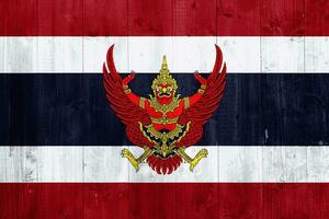 bandera y Saco de brazos de el Reino de Tailandia en un texturizado antecedentes. concepto collage. foto
