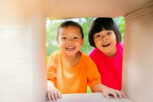 2 children playing open the box photo