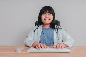 asiático niña vestido como un médico foto