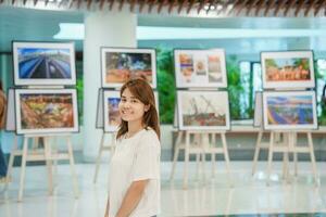 joven hembra turista mirando galería exhibición. Arte , fotografía y museo concepto foto