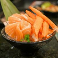 Fresco japonés sashimi conjunto en asiático restaurante, naranja salmón y atún sashimi pescado en plato con hielo. Japón comida concepto foto