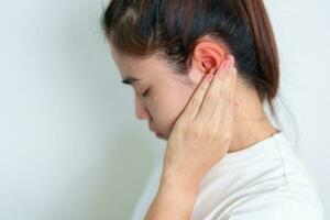 mujer participación su doloroso oreja. oído enfermedad, atresia, otitis medios de comunicación, inflación, perforado tímpano, meniere síndrome, otorrinolaringólogo, envejecimiento escuchando pérdida y salud concepto foto