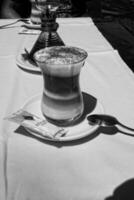 sabroso vistoso dulce café en el mesa en un café por el Oceano en verano foto