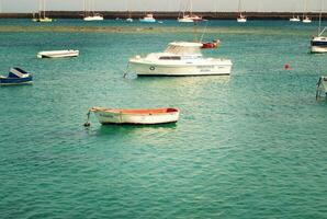 ver de el de madera pequeño barcos en pie en el puerto en el Español isla de lanzarote en el ciudad de Arrecife foto