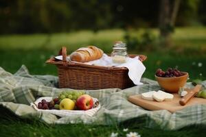 picnic cesta con Fruta y un pan en verde césped en el parque, picnic tela sábana en un verde campo con un picnic cesta, ai generado foto