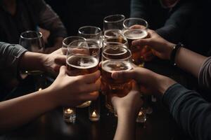 grupo de amigos tostado con cerveza a pub, de cerca vista, grupo de pueblos participación cerveza en vaso, ai generado foto