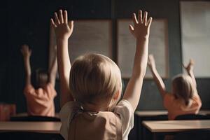 espalda ver de pequeño chico levantamiento manos arriba mientras sentado en salón de clases a escuela, pequeño estudiantes lleno posterior ver levantamiento su manos, ai generado foto