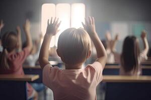 espalda ver de pequeño Chica de escuela levantamiento manos arriba mientras sentado en aula, pequeño estudiantes lleno posterior ver levantamiento su manos, ai generado foto