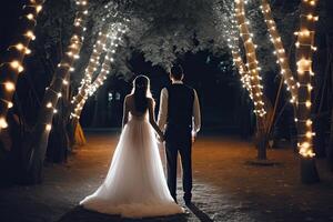 maravilloso Boda pareja, novia y acicalar, caminando en el parque a noche, nuevo novia y novio lleno posterior ver en pie y participación mano, ai generado foto