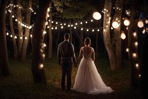 Boda Pareja en el bosque a noche. novia y acicalar, nuevo novia y novio lleno posterior ver en pie y participación mano, ai generado foto