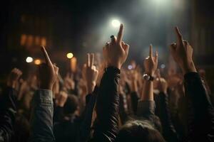 multitud a concierto, cerca arriba de manos con elevado arriba, pueblos de cerca posterior ver levantamiento su manos, ai generado foto