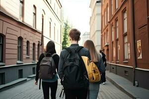 espalda ver de un grupo de joven personas con mochilas caminando en el ciudad, Universidad estudiantes con ordenador portátil pantalones en su atrás, ai generado foto