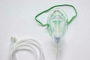 oxígeno máscara con inhalador bulbo en un blanco antecedentes. foto