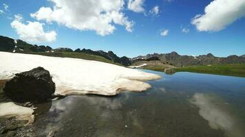 neige fusion et la glace pièces dans Montagne Lac video