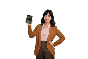 joven asiático mujer participación calculadora aislado en blanco fondo, negocio cuenta y Finanzas concepto foto