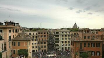 multitud de turistas en el calles de Roma en Italia video