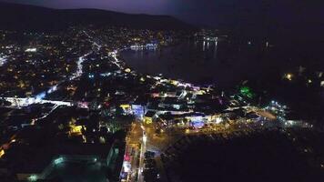 aérien vue de une bord de mer ville à nuit video