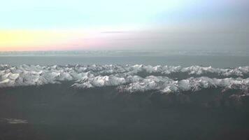 alto altitud Nevado Andes montañas desde avión ventana video