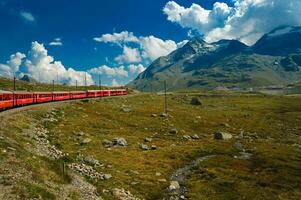 Sankt Moritz suizo 2023 pequeño rojo tren de viaje en el suizo montañas y conectando Suiza con Italia foto