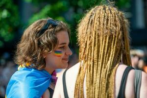 el vistoso orgullo desfile en Milán con contento personas y a amor libremente foto