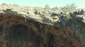 stalattiti su soffitto di il grotta - roccioso parete orizzonte strati di grotta video