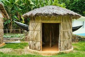 típico tradicional palma choza de el seychelles, situado a el arte aldea, mahe seychelle foto