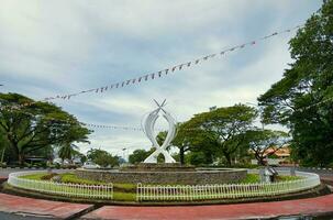 mahe seychelles 3.07.2023 unidad Monumento, situado en pueblo victoria y estaba metido en 1987, el Monumento representar el el respeto nosotros tener para uno otro, mahe seychelles foto