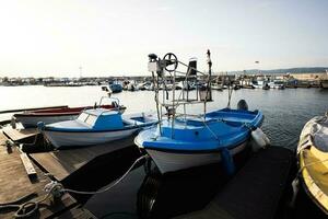 pequeño pescar barcos en el Puerto de nessebar foto