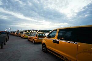 Taxi en el ciudad. amarillo Taxis en el ciudad a puesta de sol nessebar, Bulgaria. foto