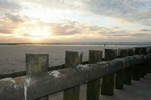 puesta del sol a wangerooge isla foto