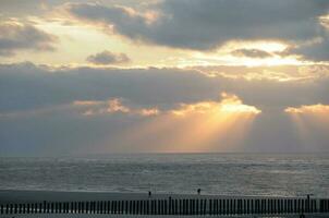 puesta del sol a wangerooge isla foto