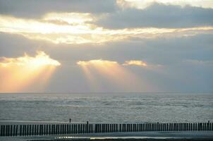 puesta del sol a wangerooge isla foto