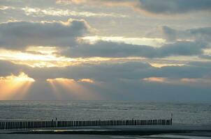 puesta del sol a wangerooge isla foto