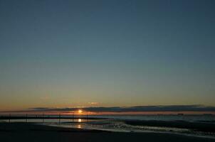 puesta del sol a wangerooge isla foto