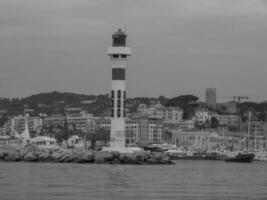 cannes en el mar mediterráneo foto