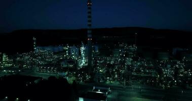 aéreo ver de petróleo gas combustible refinería producción fábrica a noche video