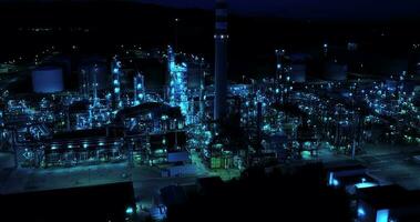 aéreo ver de petróleo gas combustible refinería producción fábrica a noche video