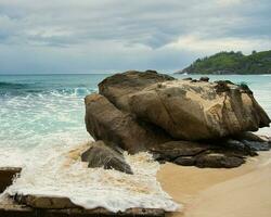 hermosa rock cantos rodados y blanco arenoso playa de intendencia, mahe seychelles foto