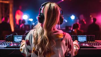 irreconocible mujer DJ vistiendo auriculares cubrir jugando música en un mezclador mesa en un disco club, generativo ai foto