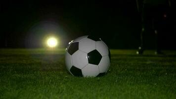 voetbal speler spelen met voetbal bal Aan veld- Bij nacht video