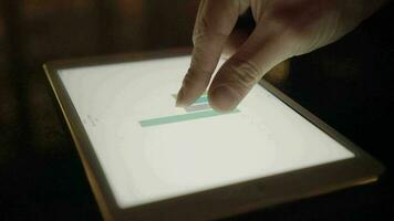 analizzando attività commerciale crescita profitti grafici diagramma su mobile tavoletta schermo video