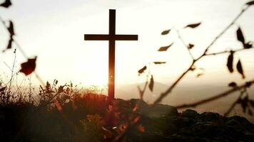 andlig kors och tvärs stående på berg kulle landskap på solnedgång ljus i minne av en den avlidne person video