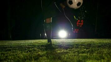Esportes pessoa Treinamento com futebol bola em futebol campo dentro lento movimento video