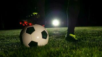 calcio giocatore giocando con calcio palla su campo a notte video